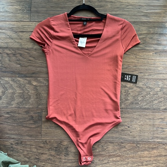 Express V Neck Short Sleeve Thing Bodysuit - Picture 4 of 5